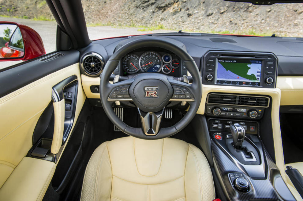 Nissan GT-R 2017 interior