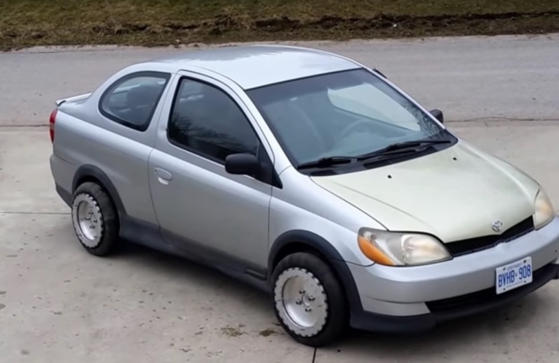 Toyota Echo con ruedas giratorias