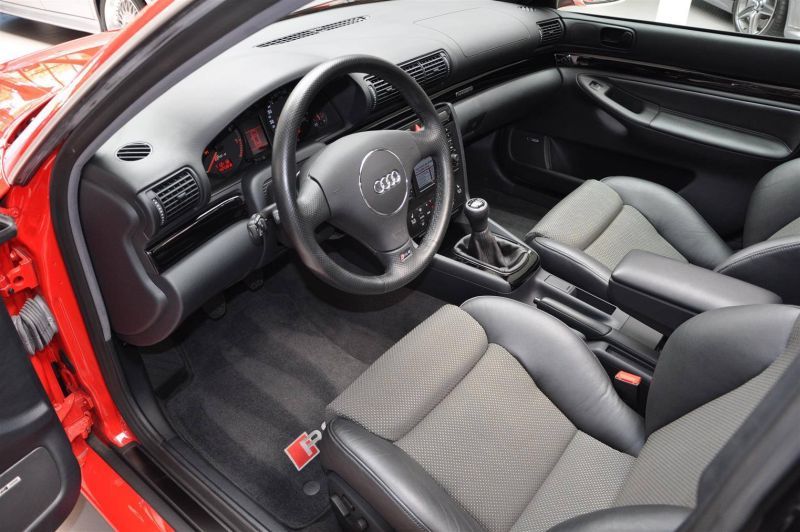 Interior del Audi RS4 Avant Quattro de 2001