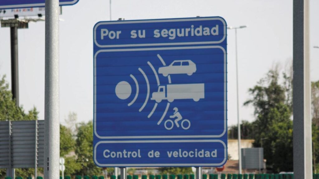 SÍ. Este es el cartel estandar que alerta de la presencia de un radar fijo en los próximos tres kilómetros (aproximadamente).