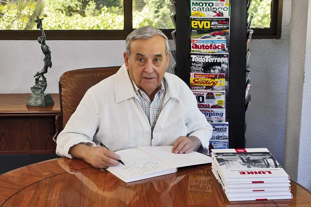 Enrique Hernández-Luike firmando libros