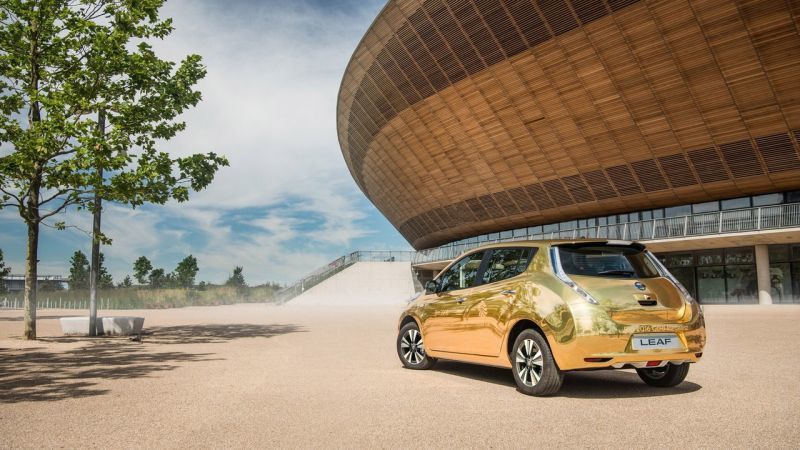 Trasera Nissan Leaf dorado