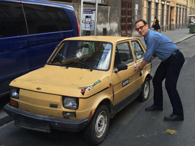 Quieren regalar un Fiat 126 a Tom Hanks