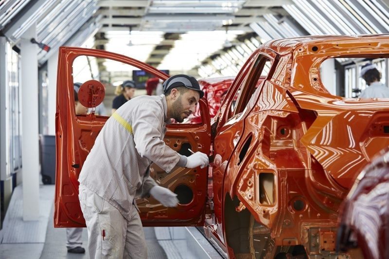 Operarios fabricando el Nissan Micra 2017