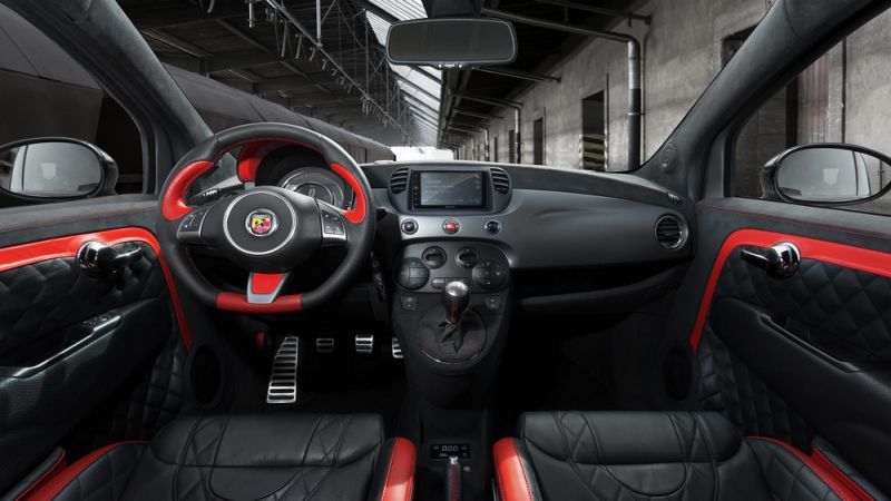 Interior Abarth 695 Biposto de Pogea Racing