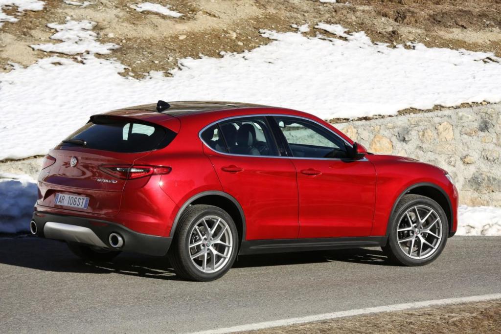 Alfa Romeo Stelvio trasera