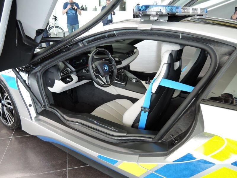 Interior BMW i8 policía checa