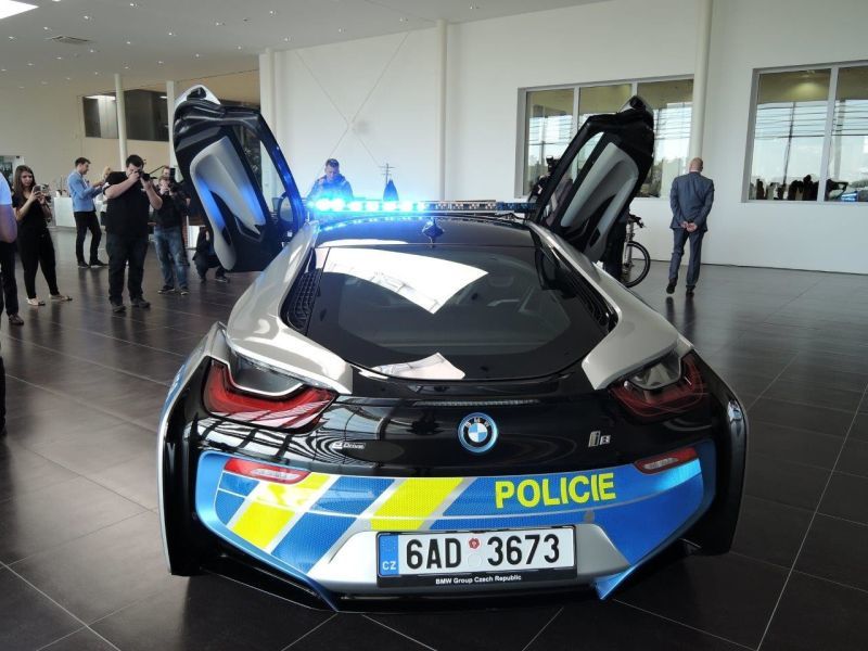 Trasera BMW i8 policía checa