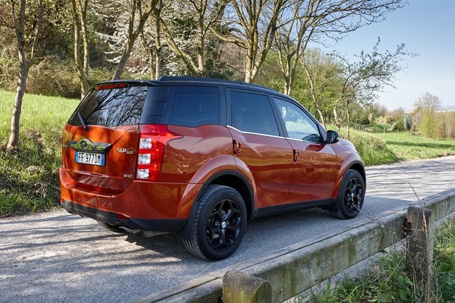 Mahindra XUV500 W10
