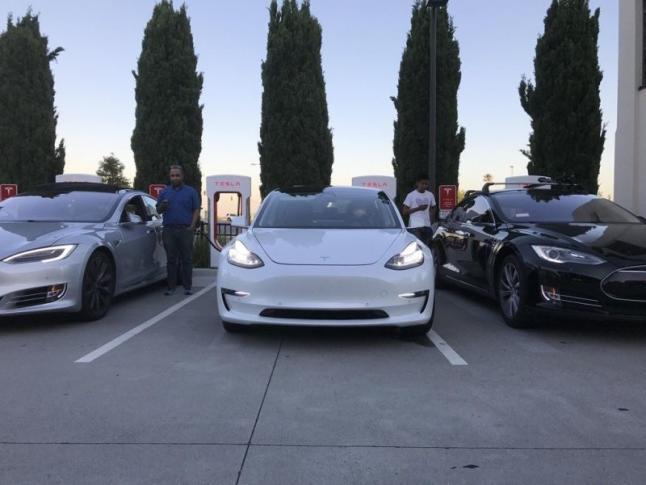 Frontal Tesla Model 3