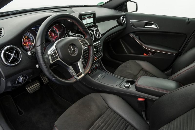 Interior del Mercedes-Benz GLA 220 CDI preparado por Brabus