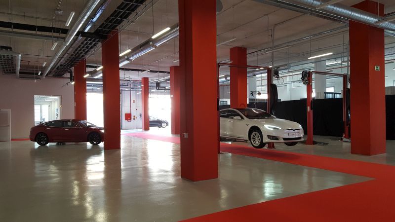 Interior del centro de servicio Tesla L'Hospitalet
