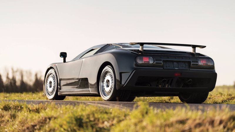 Trasera del Bugatti EB110 GT