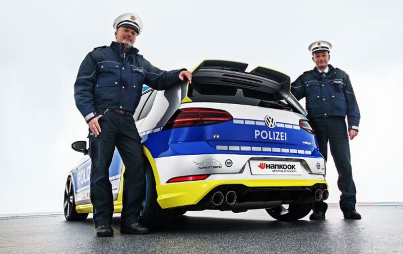 Trasera del Volkswagen Golf R preparado por Oettinger para la policía alemana