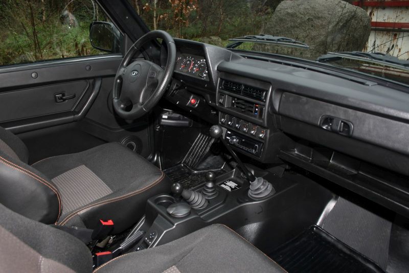 Interior del Lada 4x4 de cinco puertas