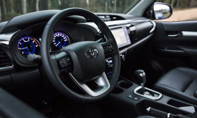 Interior del Toyota Hilux Invincible 50 Chrome