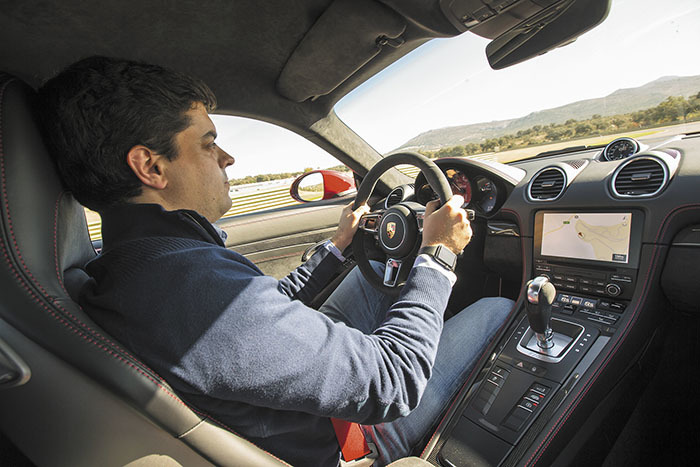 Javier Arús al volante del Porsche 718 Cayman GTS