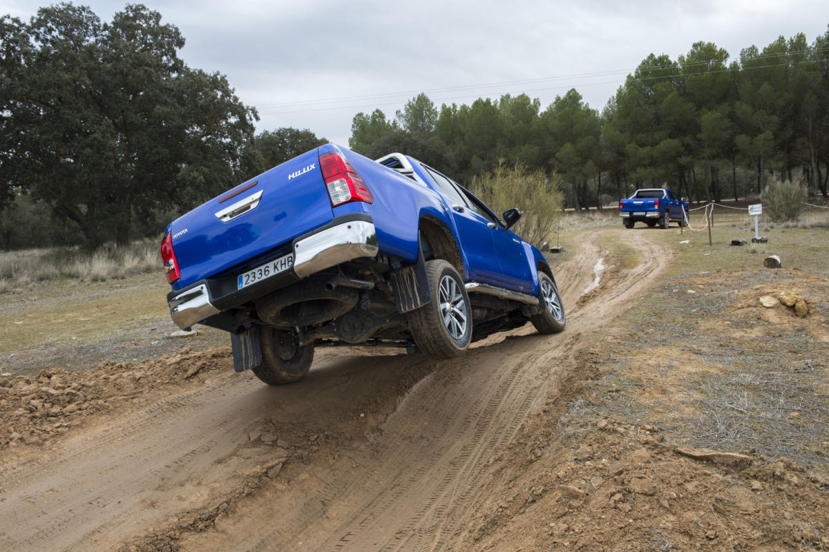 Toyota Hilux 2018 en campo trasera