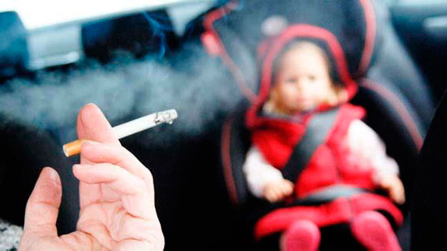 Fumar bebé coche