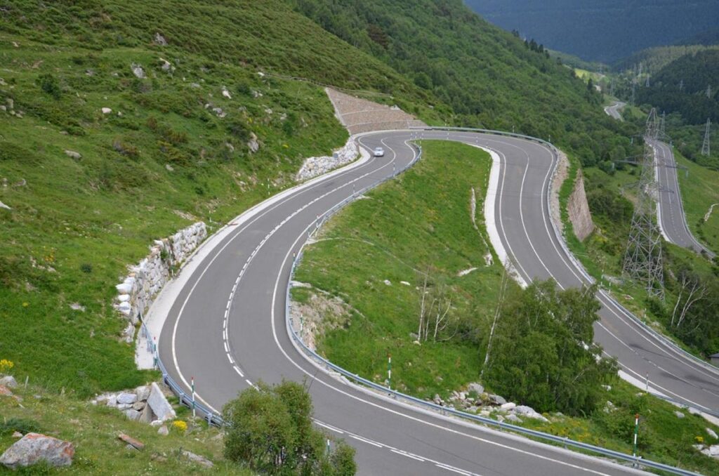 Estas son las 11 señales que debes conocer si vas a circular por una carretera de montaña