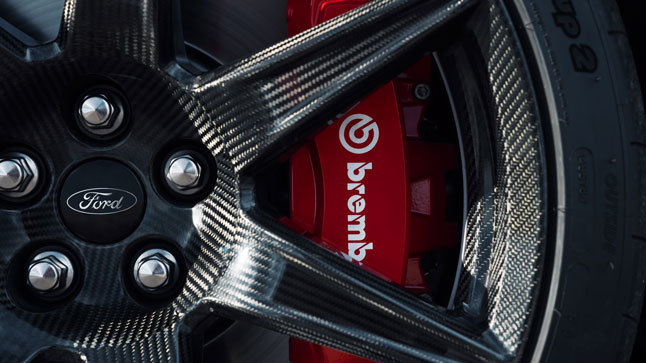 Ford Mustang Shelby GT500 llantas fibra de carbono