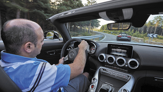 Audi R8 vs Mercedes AMG GT C