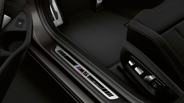 BMW M5 Edición 35 Aniversario umbral puertas