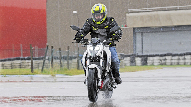 conducir moto con lluvia