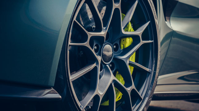 Aston Martin Vantage AMR llanta