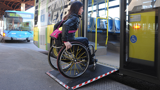 acceso persona movilidad reducida al  bus