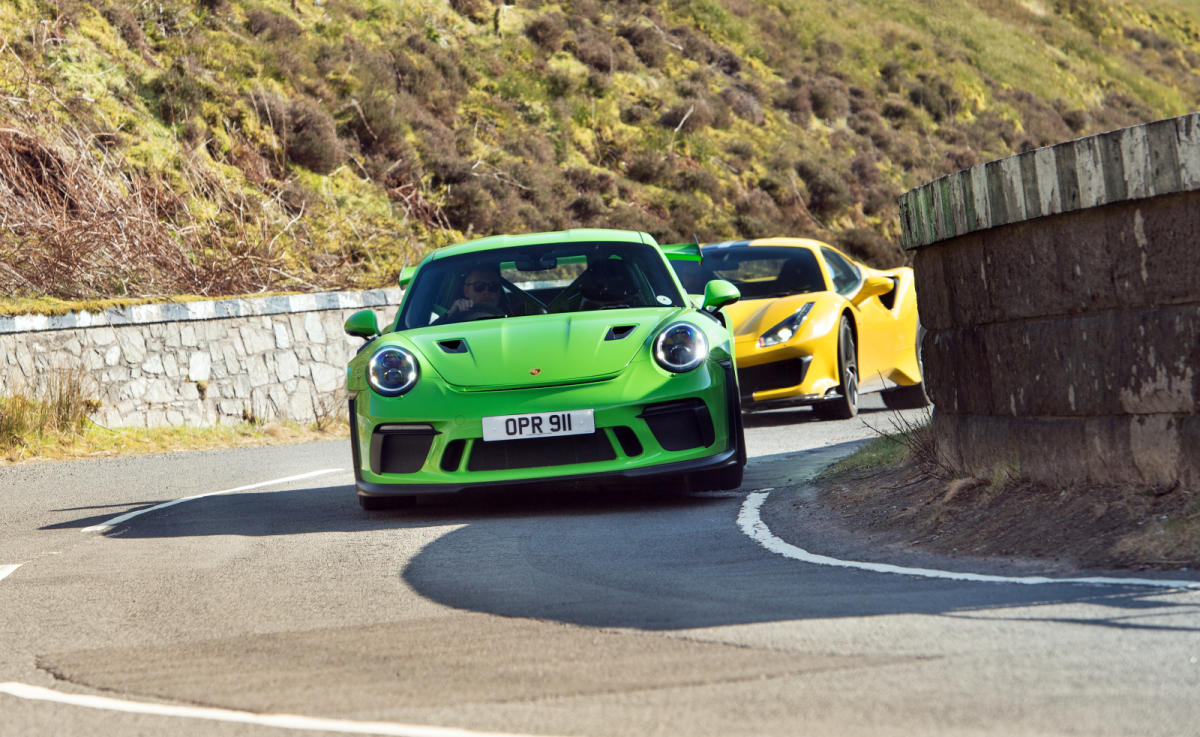 Porsche 911 vs Ferrari