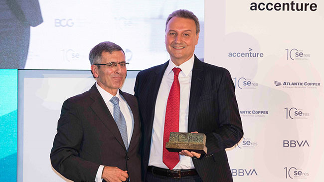 Francisco Román, presidente de Fundación SERES, entrega el premio a Jesús Alonso.