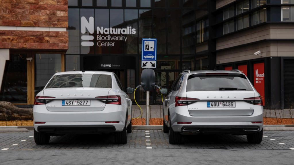 Skoda Superb iV 2020 recargando