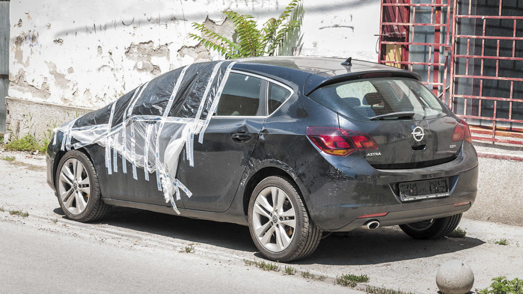 coche con cristales rotos