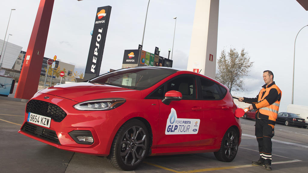 Ford Fiesta GLP repostando