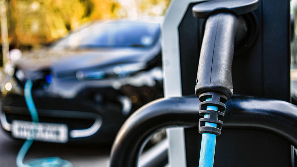Coche eléctrico recargando