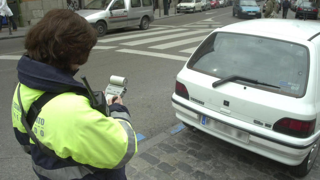 Los coches sin etiqueta no pueden aparcar en la zona SER