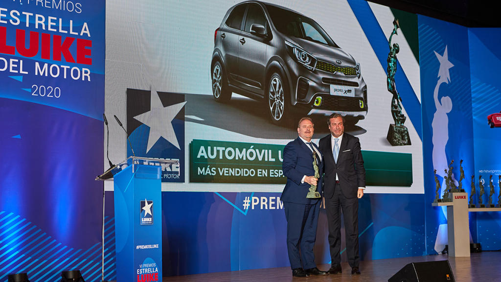 Eduardo Dívar, Director General de Kia Motors Iberia recoge el premio