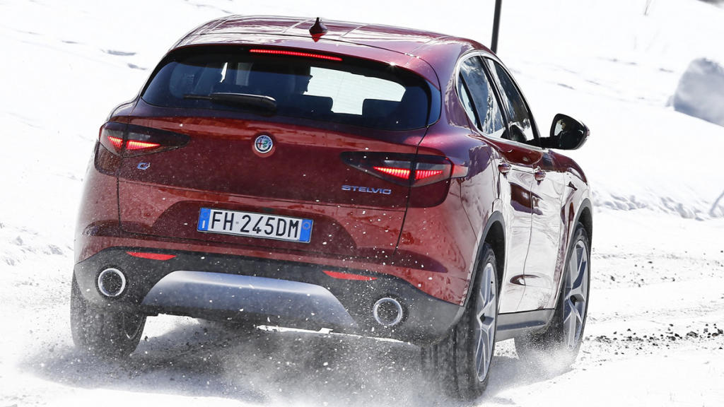 Alfa Romeo Stelvio en la nieve