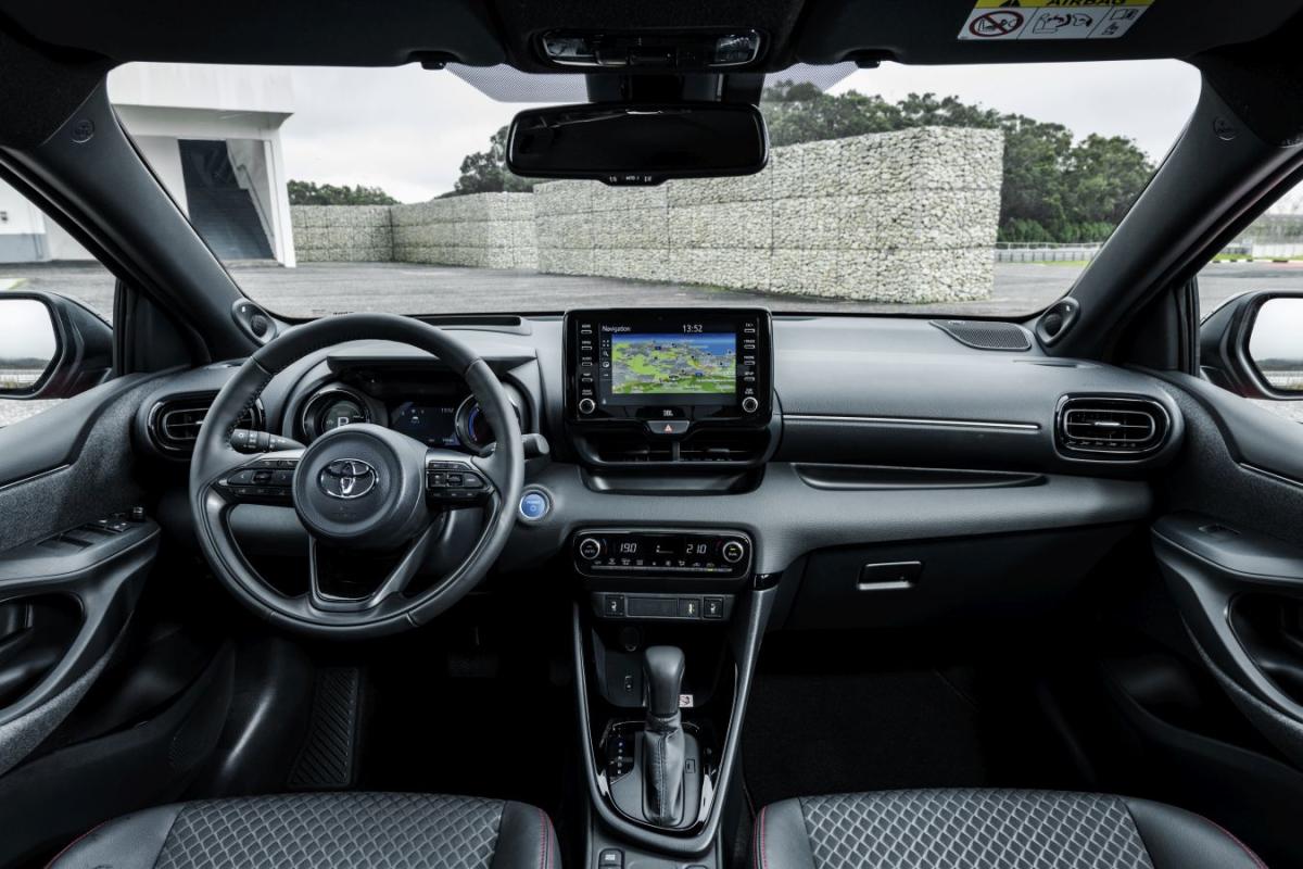 Toyota Yaris hibrido 2020 salpicadero