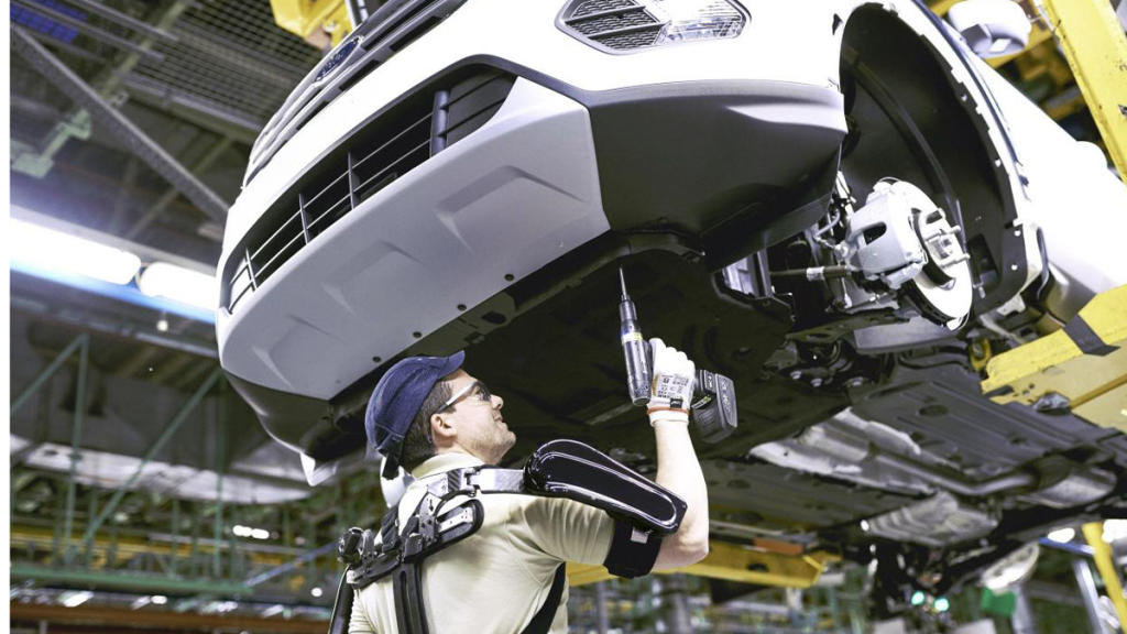 Operario de Ford en la planta de Almussafes, en Valencia