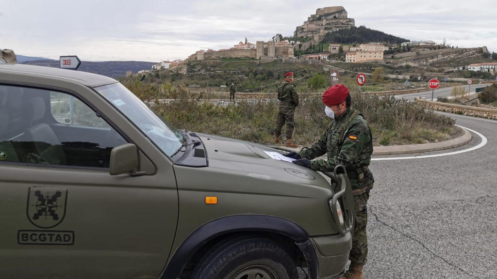 Militares del Ejército vigilan los movimientos del tráfico por carretera para verificar que se cumplen las normas de movimiento.