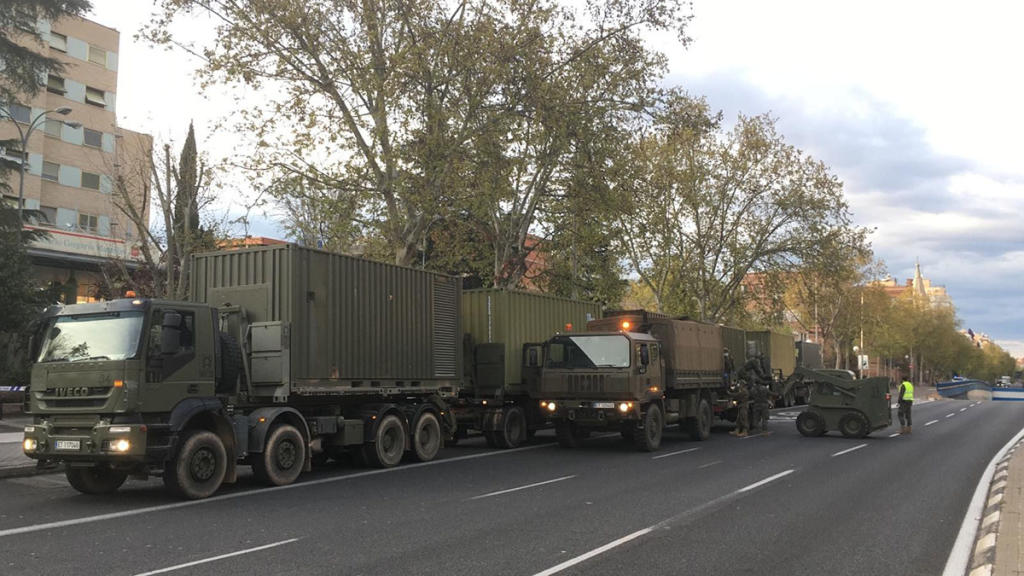 3.- Convoy de camiones IVECO VEMPAR remolques llevando contenedores con material para instalar hospitales de campaña, junto a un IVECO 7226 todo terreno 4x4.