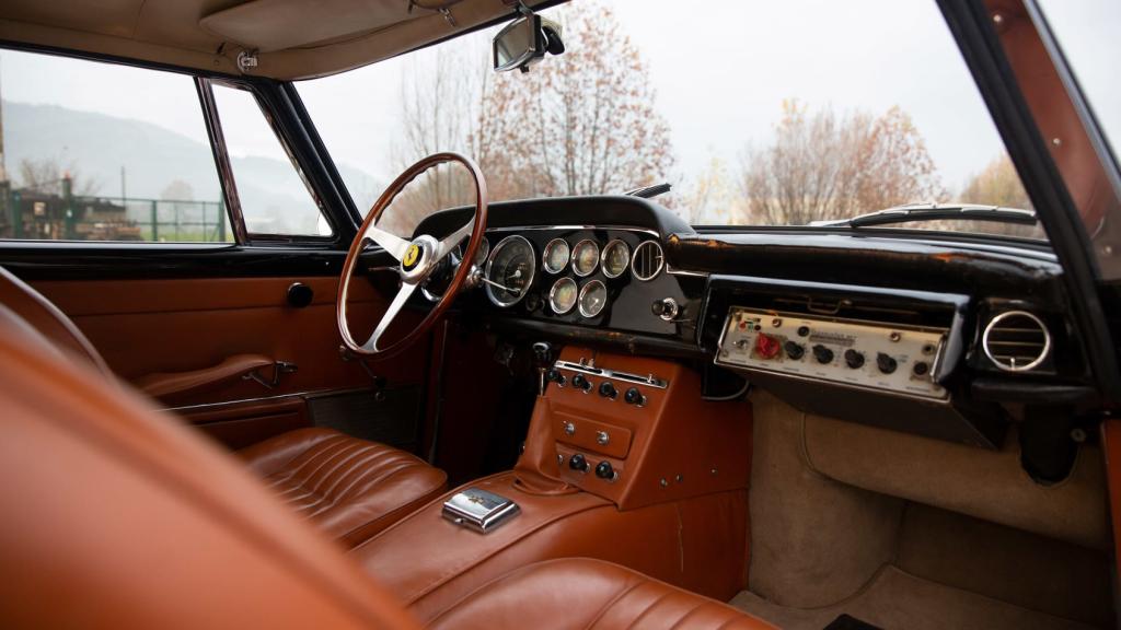 Ferrari 250 GTE Policia interior