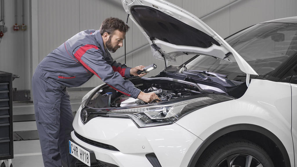 Revisión de un Toyota en servicio oficial