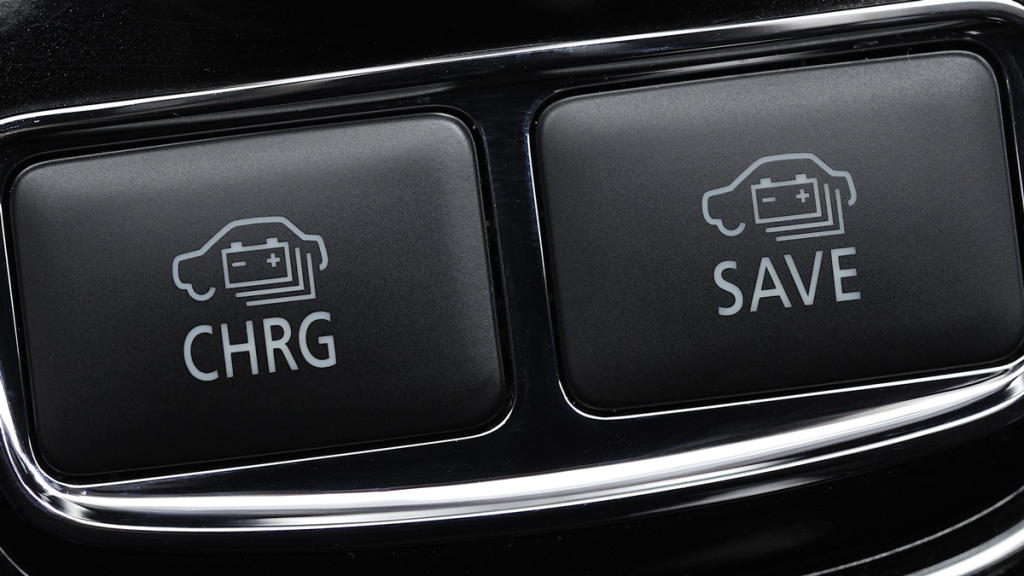 Selector de modos Charge y Save en un Mitsubishi Outlander PHEV