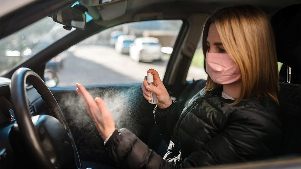Conductora con mascarilla en coche