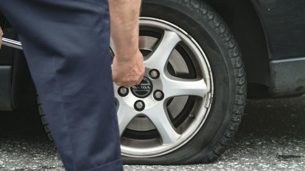 VÍDEO, Cómo usar el kit antipinchazos del coche