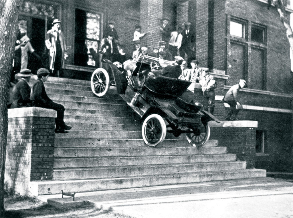 Ford T subiendo escaleras