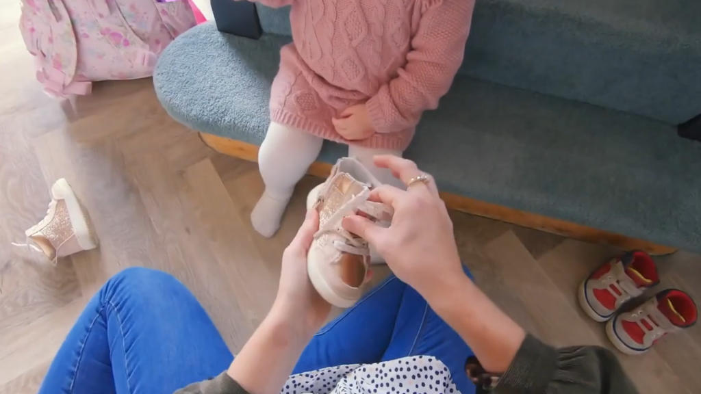 Poner zapatos niños